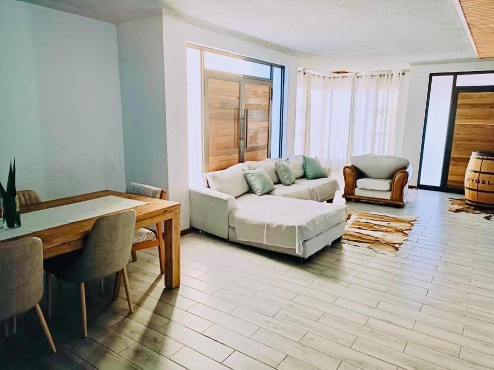 ホテル Northern Oasis Oshakati エクステリア 写真