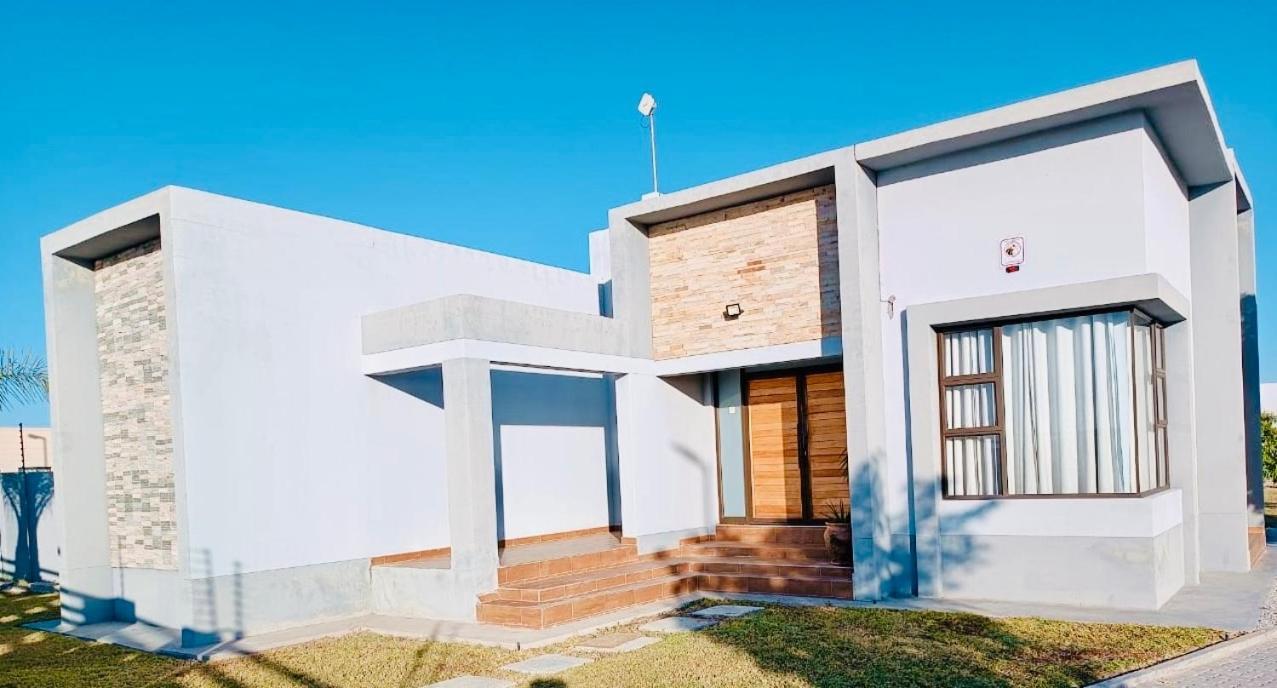ホテル Northern Oasis Oshakati エクステリア 写真